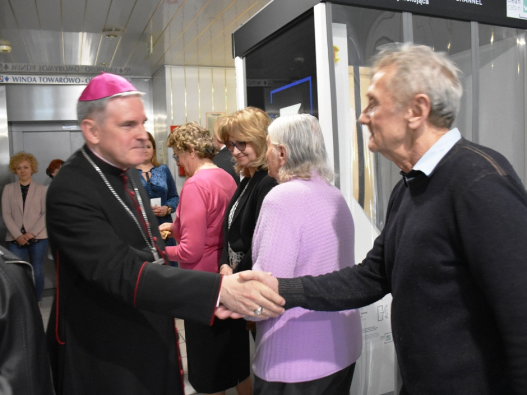 Biskup K. Nitkiewicz u podopiecznych DPS (zdjęcia)