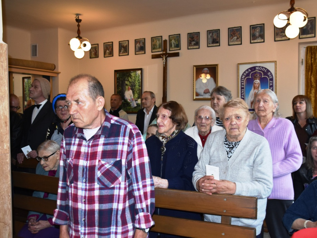 Biskup K. Nitkiewicz u podopiecznych DPS (zdjęcia)