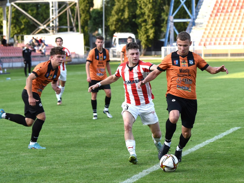 III liga piłkarska. Grupa IV. *KSZO 1929 Ostrowiec Świętokrzyski - Cracovia II 4:0