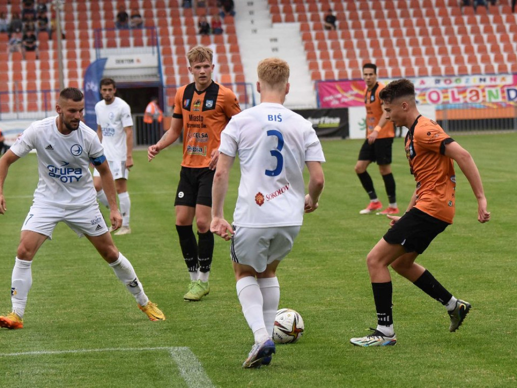 III liga piłkarska. Grupa IV. *KSZO 1929 Ostrowiec Świętokrzyski - Unia Tarnów 2:0