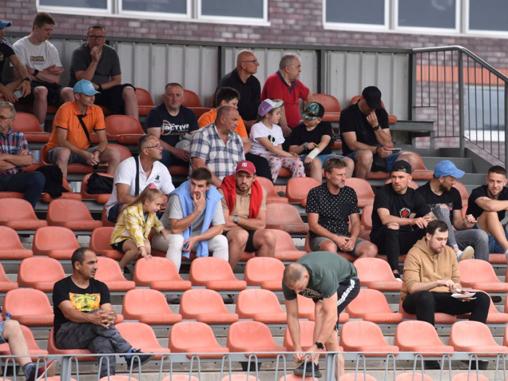III liga piłkarska. Grupa IV. *KSZO 1929 Ostrowiec Świętokrzyski - Unia Tarnów 2:0