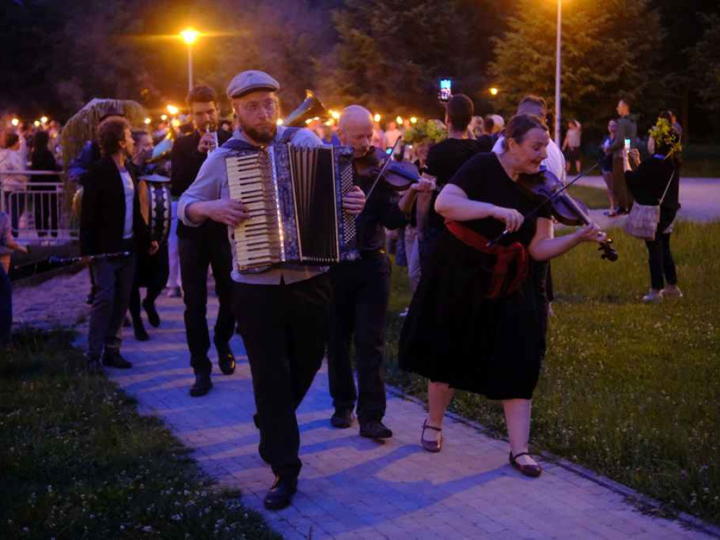 Noc Świętojańska zgromadziła tłumy w Parku Miejskim