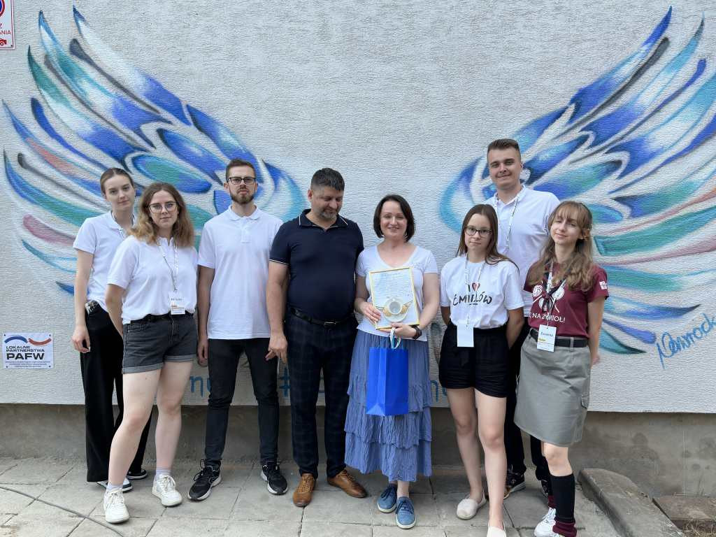 W Ćmielowie powstał skrzydlaty mural