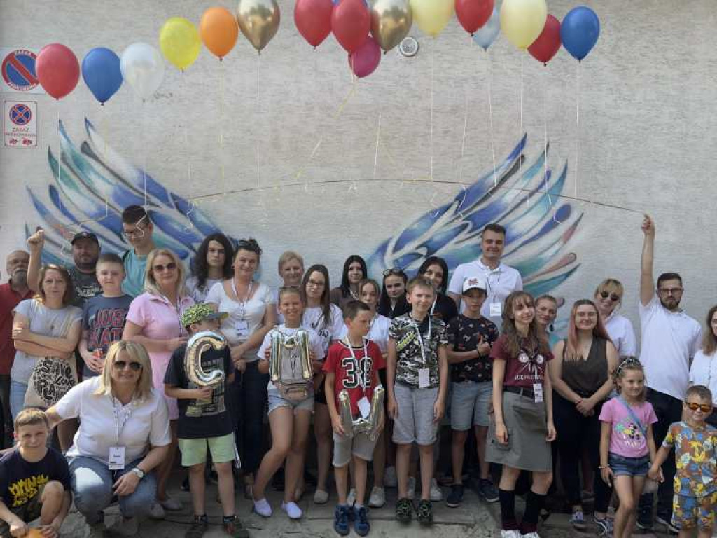 W Ćmielowie powstał skrzydlaty mural