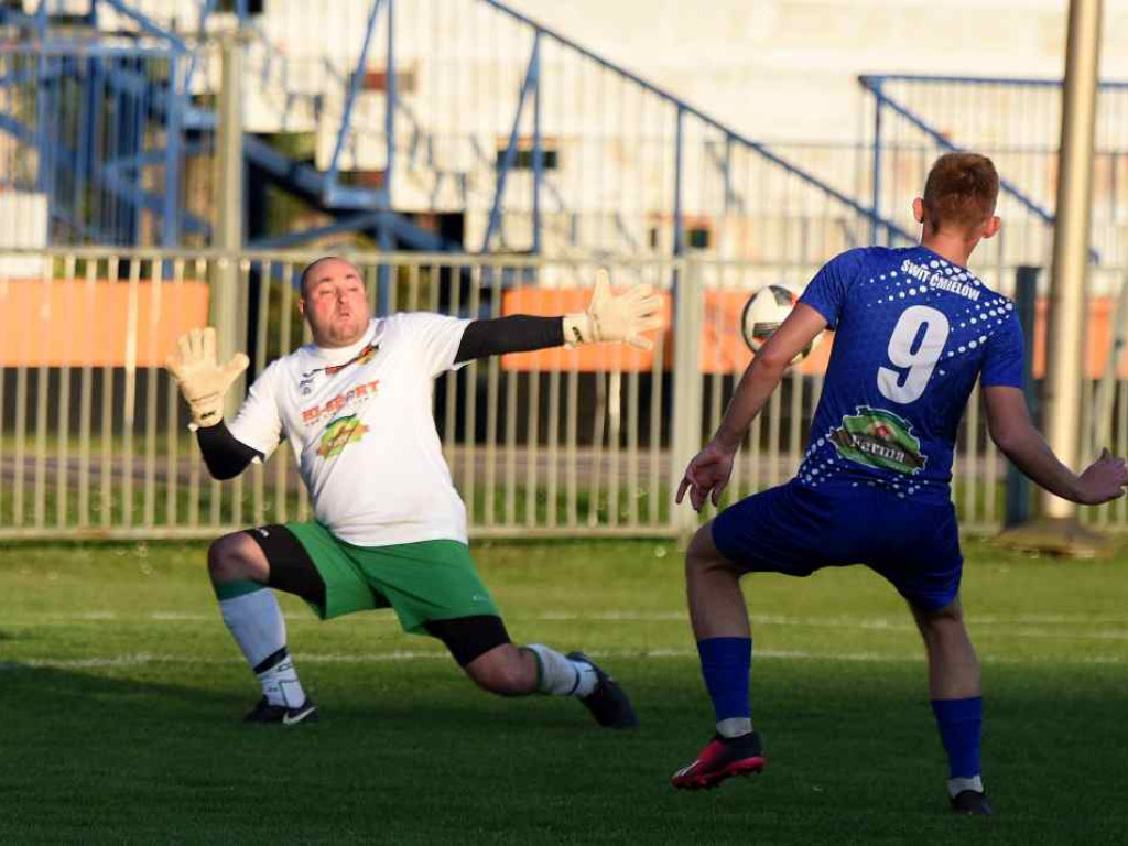 Świt zgasił oldbojów (fotogaleria)