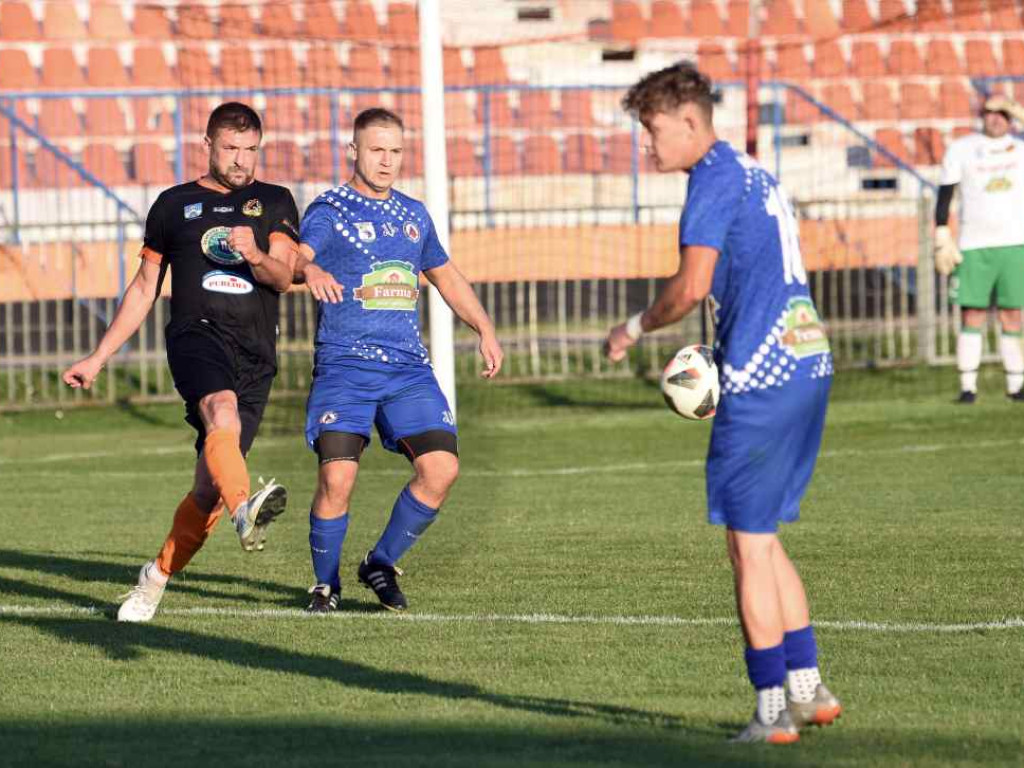 Świt zgasił oldbojów (fotogaleria)