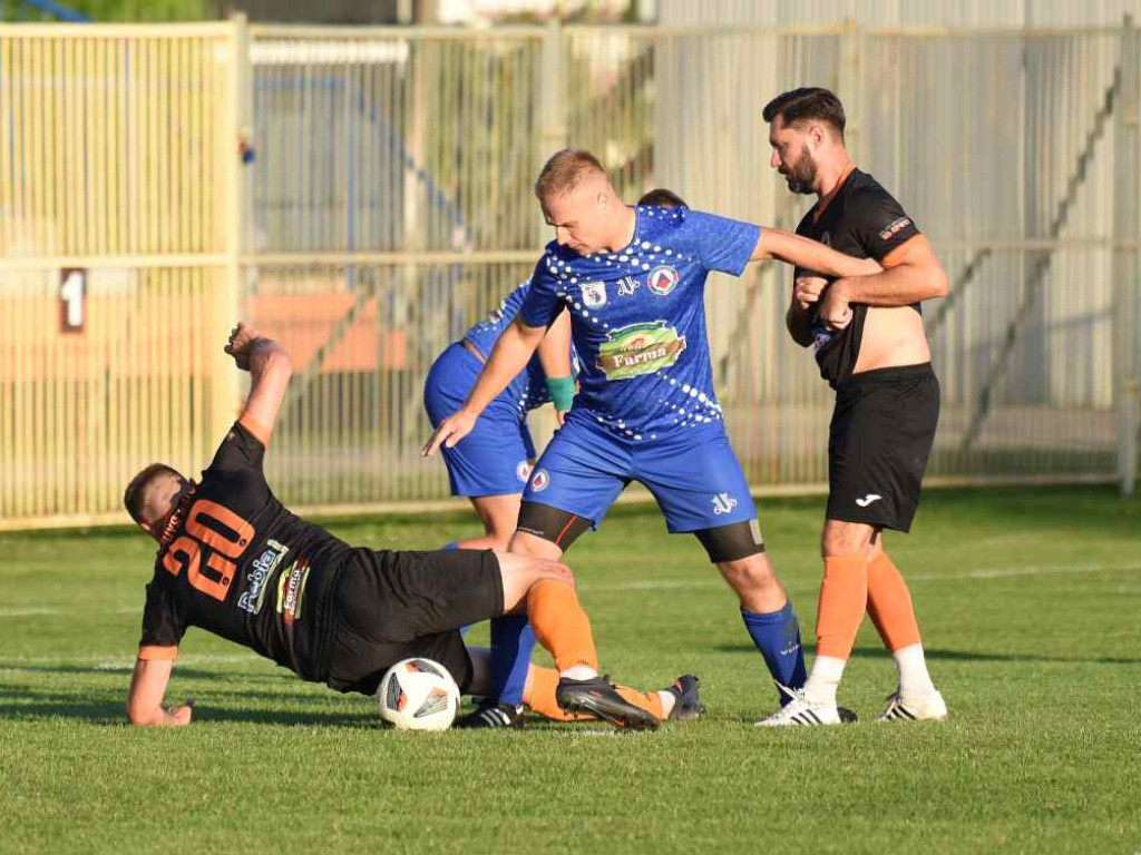 Świt zgasił oldbojów (fotogaleria)