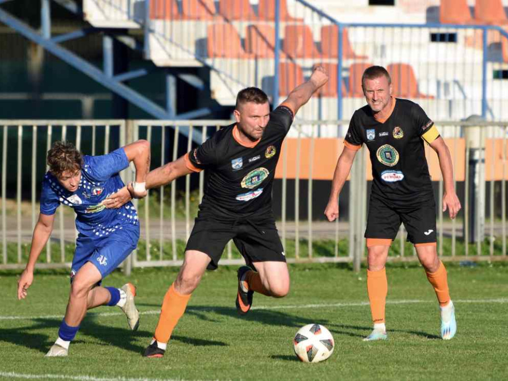 Świt zgasił oldbojów (fotogaleria)