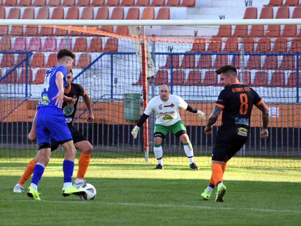 Świt zgasił oldbojów (fotogaleria)