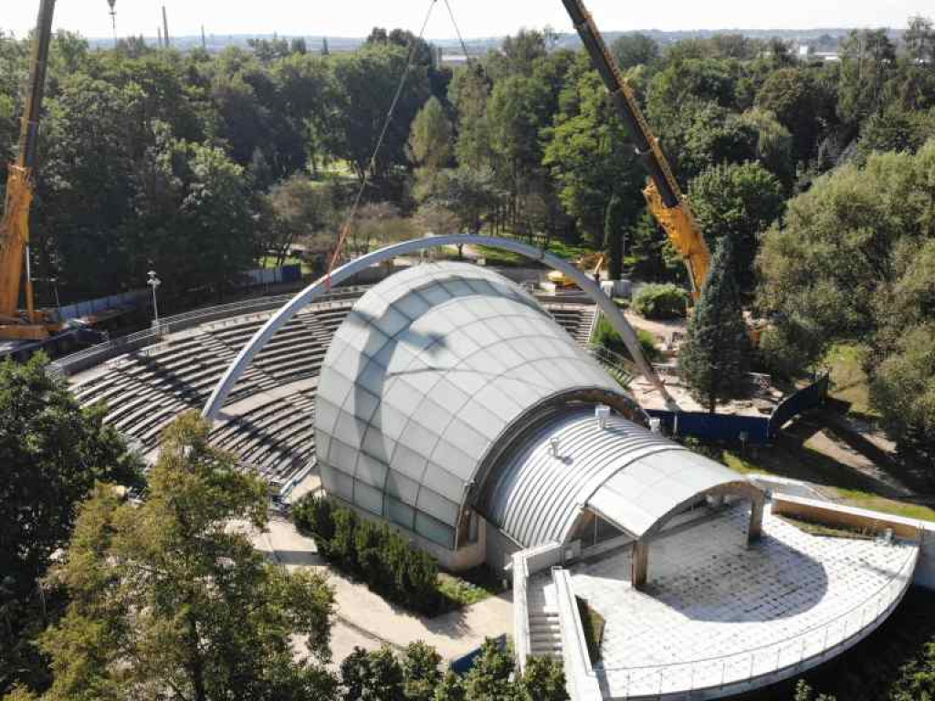 Trwa montaż zadaszenia amfiteatru (fotogaleria)