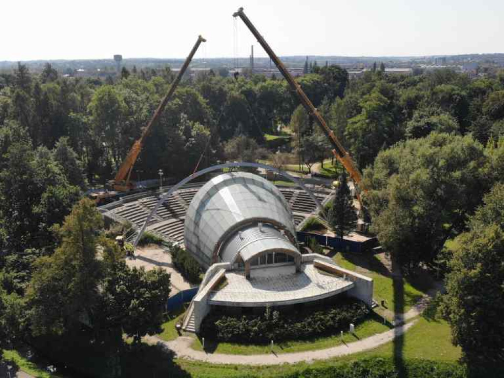 Trwa montaż zadaszenia amfiteatru (fotogaleria)