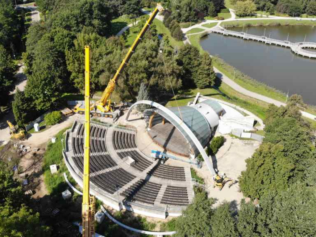 Trwa montaż zadaszenia amfiteatru (fotogaleria)
