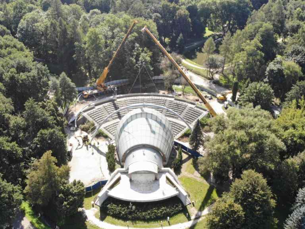 Trwa montaż zadaszenia amfiteatru (fotogaleria)