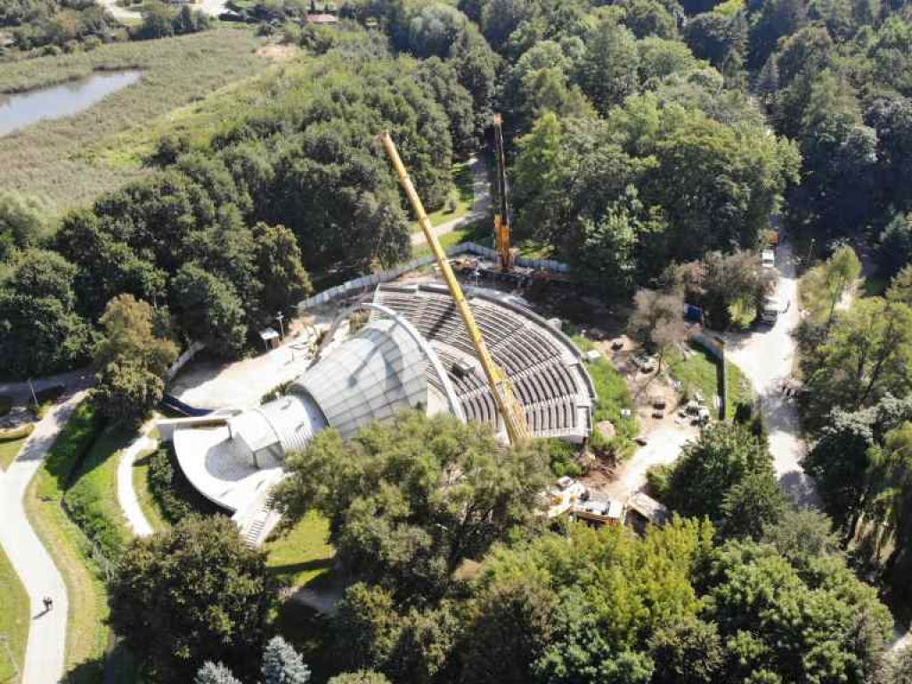 Trwa montaż zadaszenia amfiteatru (fotogaleria)