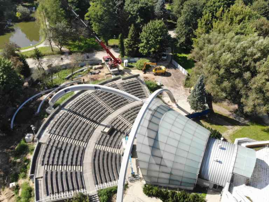 Trwa montaż zadaszenia amfiteatru (fotogaleria)