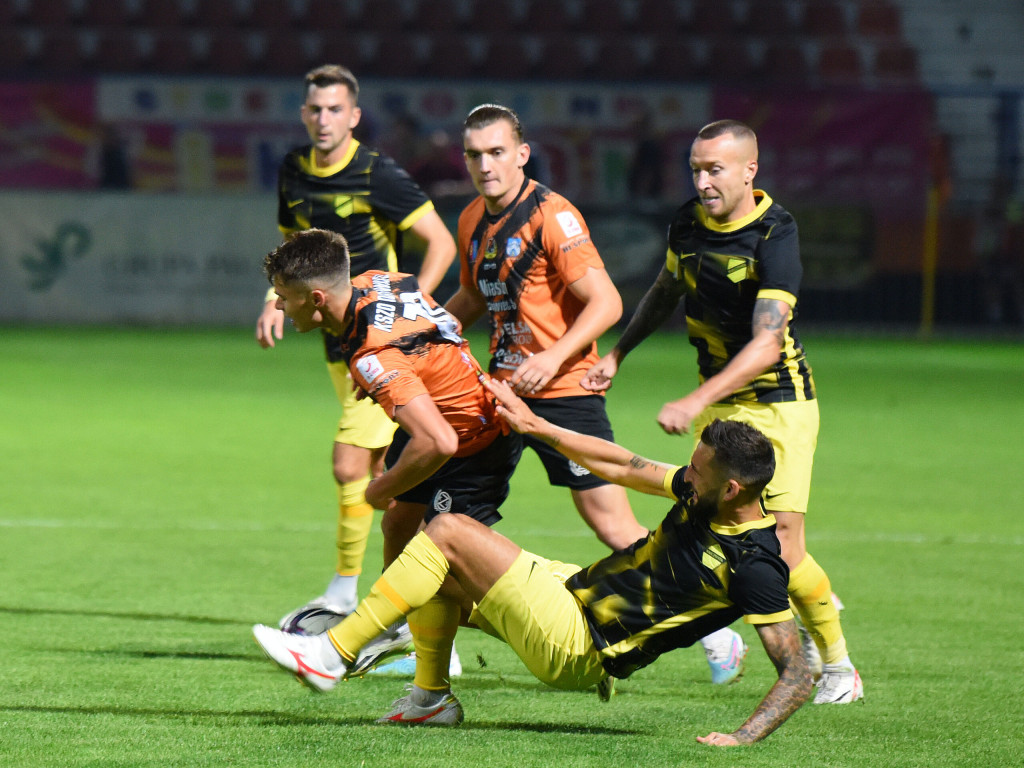 III liga piłkarska. Grupa IV. *KSZO 1929 Ostrowiec  Świętokrzyski - Wieczysta Kraków 0:1