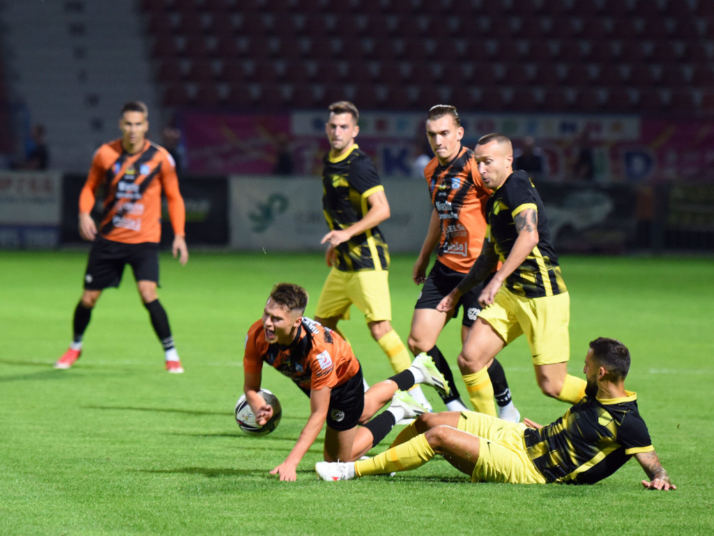 III liga piłkarska. Grupa IV. *KSZO 1929 Ostrowiec  Świętokrzyski - Wieczysta Kraków 0:1