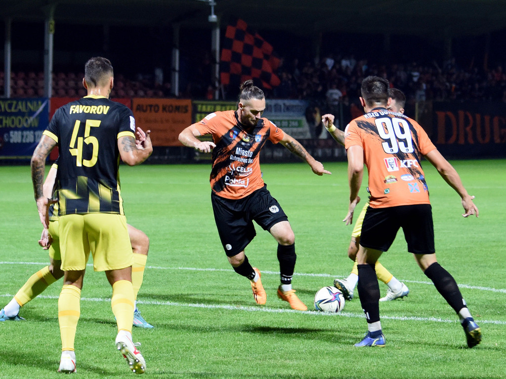III liga piłkarska. Grupa IV. *KSZO 1929 Ostrowiec  Świętokrzyski - Wieczysta Kraków 0:1