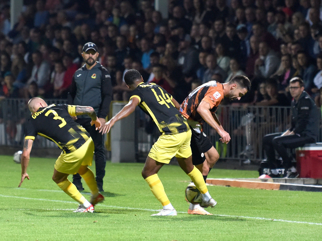 III liga piłkarska. Grupa IV. *KSZO 1929 Ostrowiec  Świętokrzyski - Wieczysta Kraków 0:1