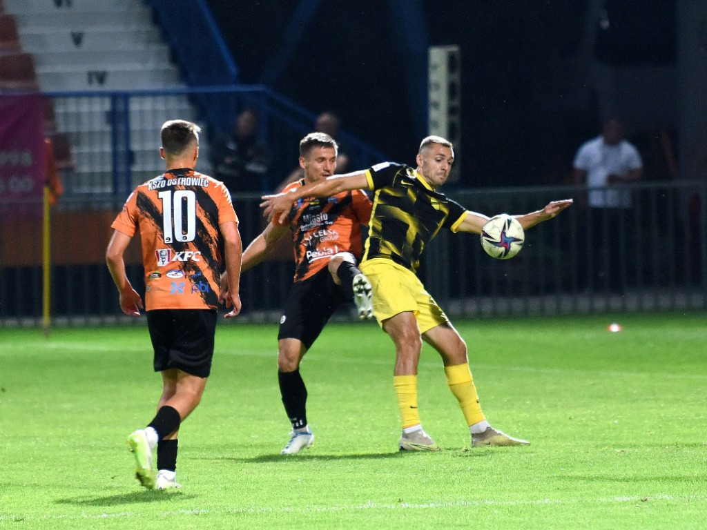 III liga piłkarska. Grupa IV. *KSZO 1929 Ostrowiec  Świętokrzyski - Wieczysta Kraków 0:1