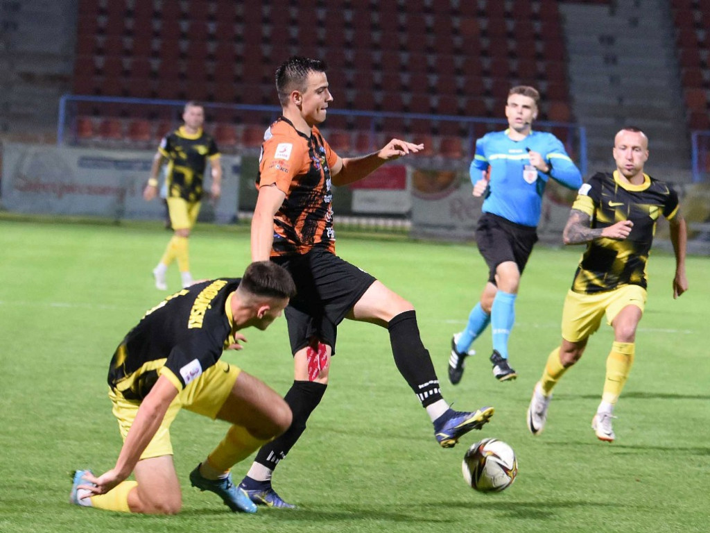 III liga piłkarska. Grupa IV. *KSZO 1929 Ostrowiec  Świętokrzyski - Wieczysta Kraków 0:1