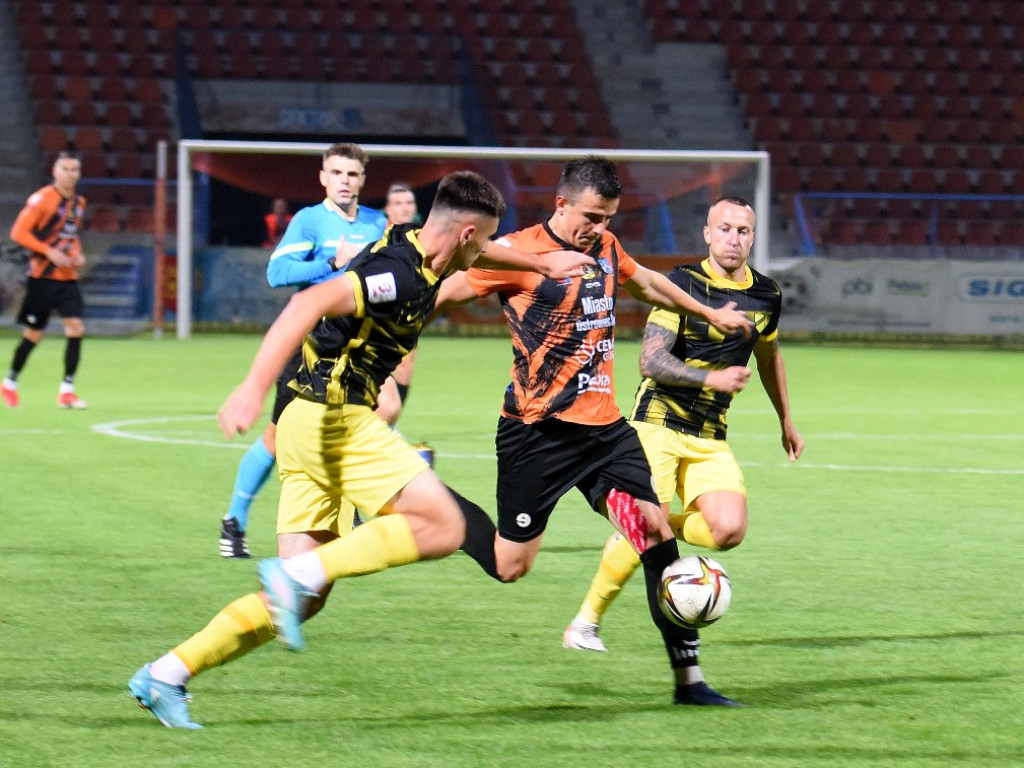 III liga piłkarska. Grupa IV. *KSZO 1929 Ostrowiec  Świętokrzyski - Wieczysta Kraków 0:1