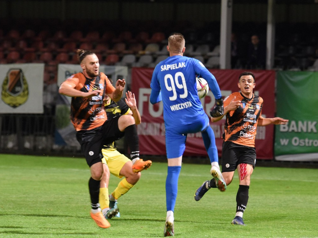 III liga piłkarska. Grupa IV. *KSZO 1929 Ostrowiec  Świętokrzyski - Wieczysta Kraków 0:1