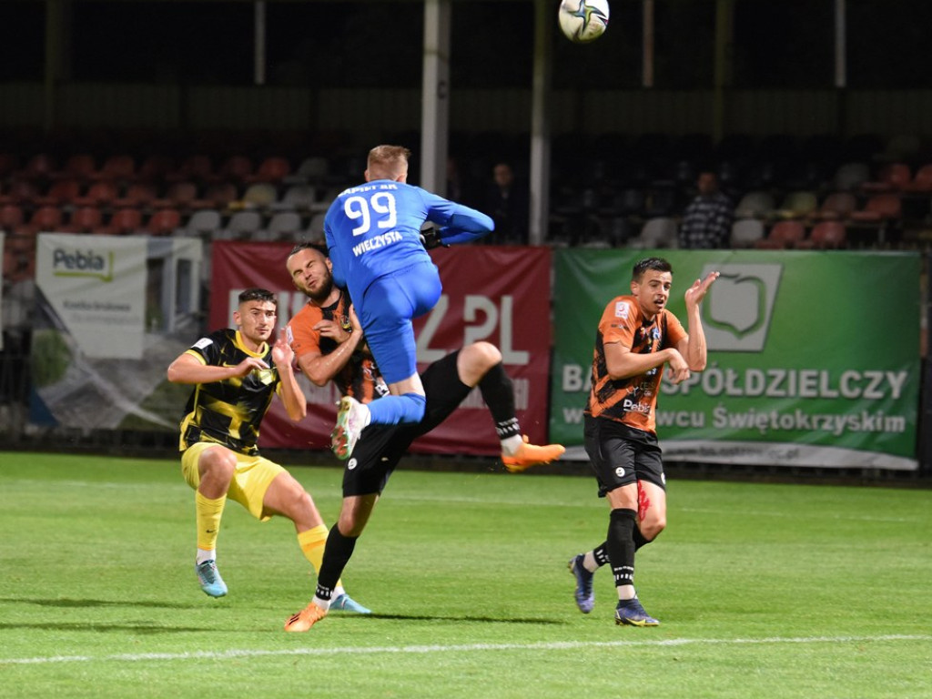 III liga piłkarska. Grupa IV. *KSZO 1929 Ostrowiec  Świętokrzyski - Wieczysta Kraków 0:1