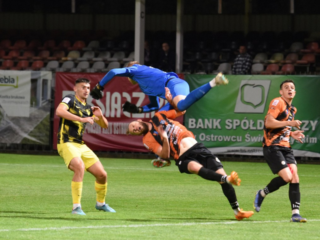 III liga piłkarska. Grupa IV. *KSZO 1929 Ostrowiec  Świętokrzyski - Wieczysta Kraków 0:1