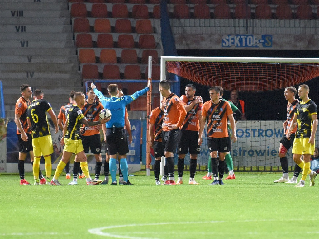 III liga piłkarska. Grupa IV. *KSZO 1929 Ostrowiec  Świętokrzyski - Wieczysta Kraków 0:1