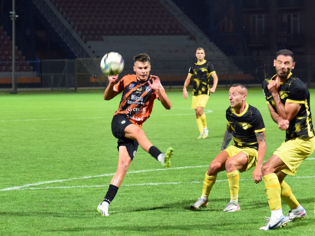 III liga piłkarska. Grupa IV. *KSZO 1929 Ostrowiec  Świętokrzyski - Wieczysta Kraków 0:1