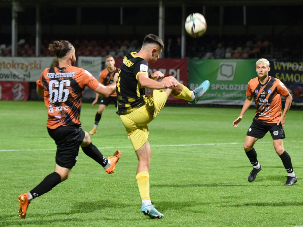 III liga piłkarska. Grupa IV. *KSZO 1929 Ostrowiec  Świętokrzyski - Wieczysta Kraków 0:1