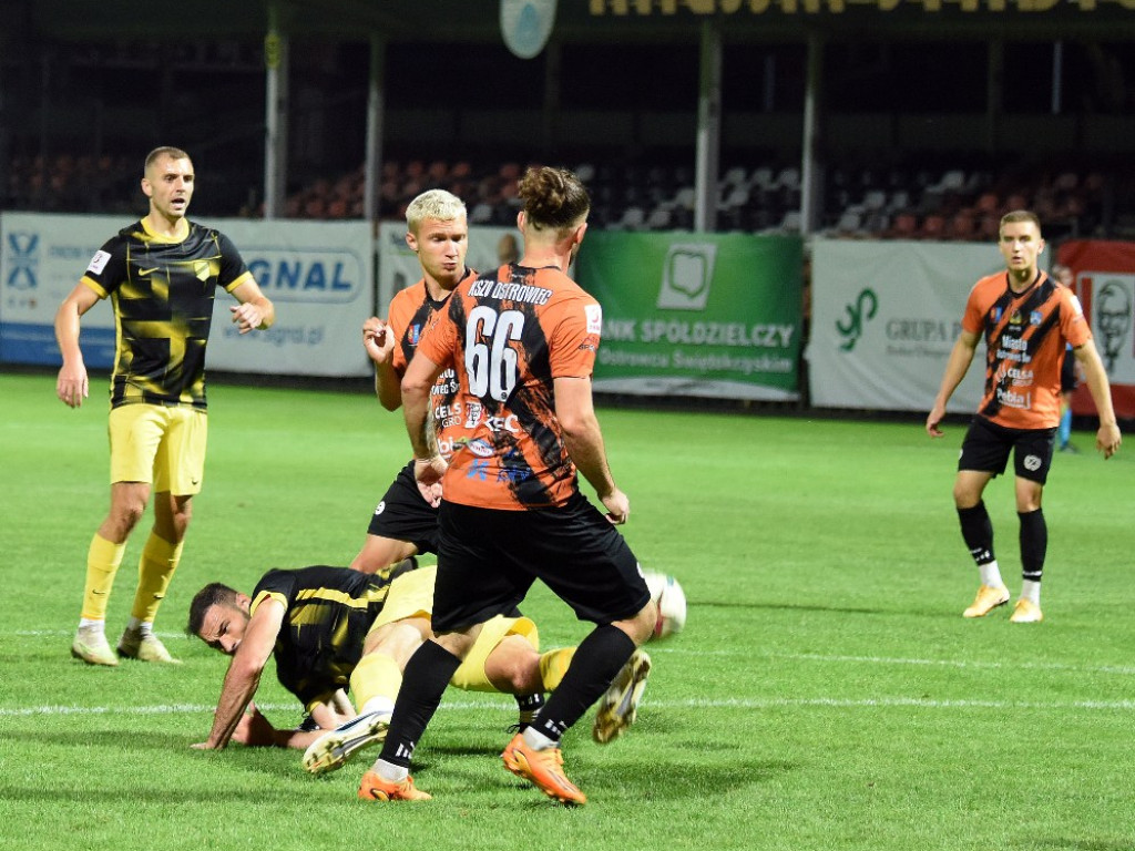 III liga piłkarska. Grupa IV. *KSZO 1929 Ostrowiec  Świętokrzyski - Wieczysta Kraków 0:1