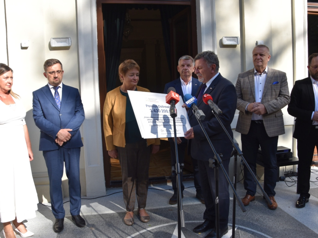 Blisko 6,7 mln złotych na renowację parku, zabytkowej piwnicy oraz kościołów