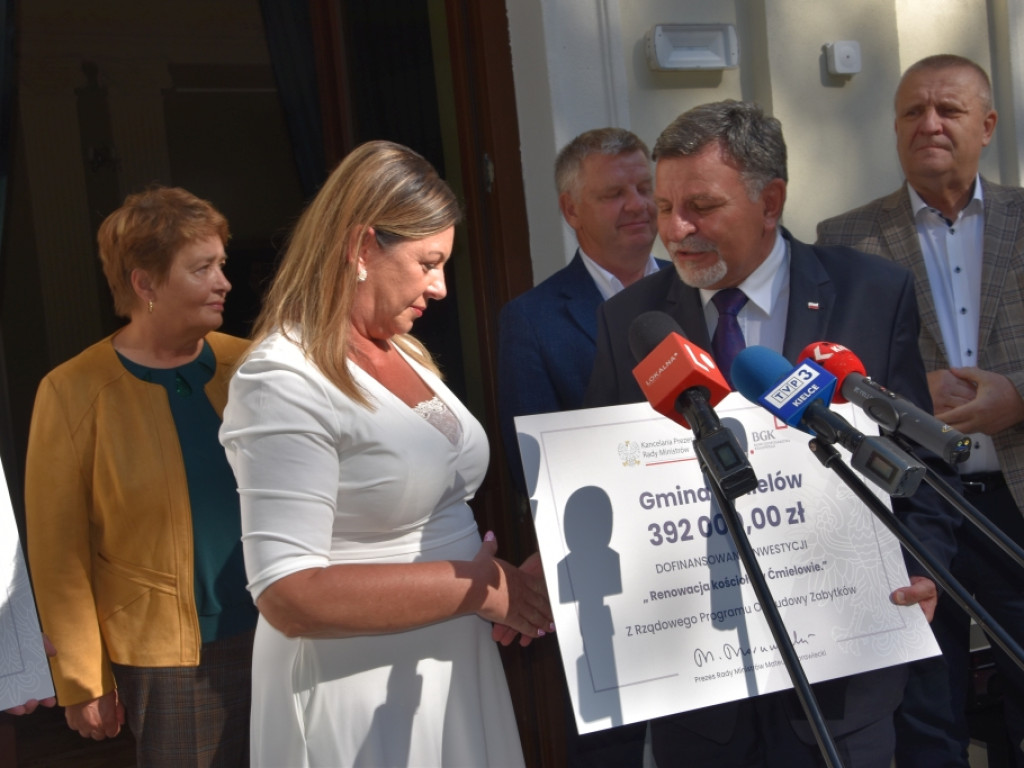 Blisko 6,7 mln złotych na renowację parku, zabytkowej piwnicy oraz kościołów