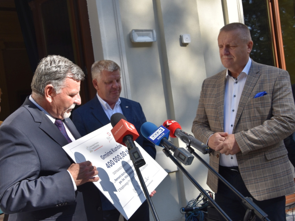 Blisko 6,7 mln złotych na renowację parku, zabytkowej piwnicy oraz kościołów