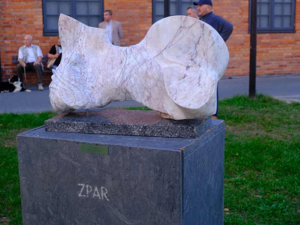 Rzeźba na dziedzińcu BWA (zdjęcia)