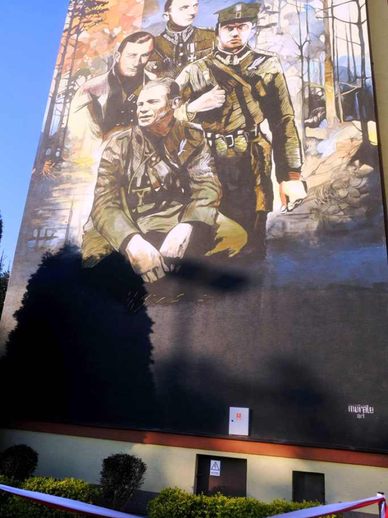 Odsłonięto historyczny mural na budynku WOT (zdjęcia)