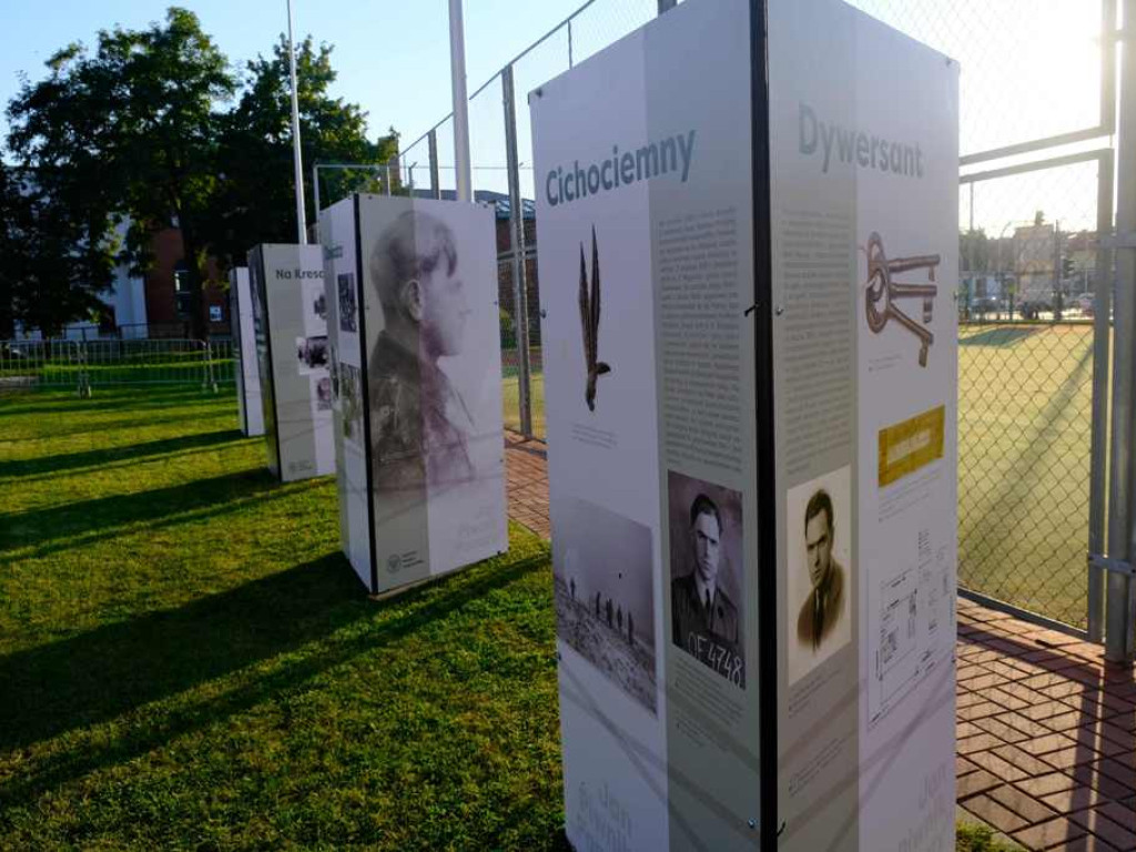 Odsłonięto historyczny mural na budynku WOT (zdjęcia)