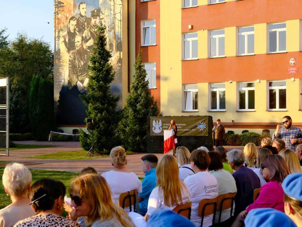 Odsłonięto historyczny mural na budynku WOT (zdjęcia)