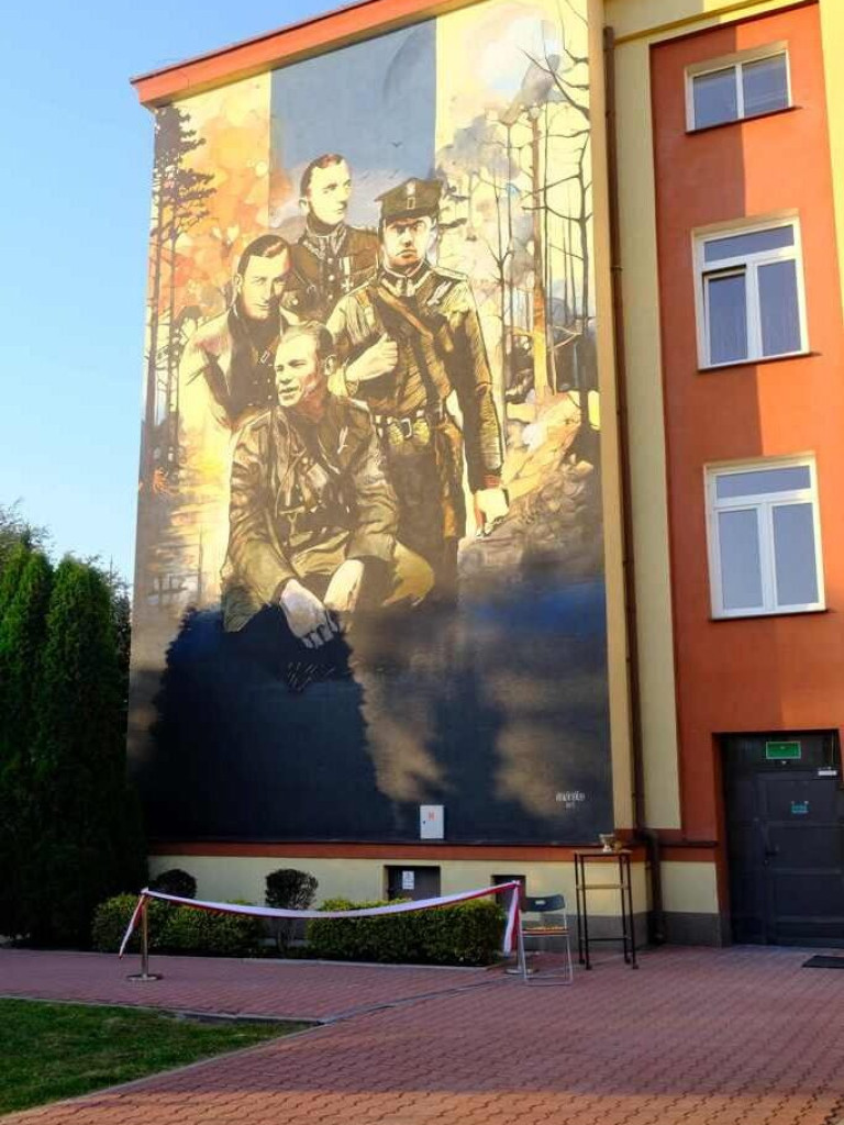 Odsłonięto historyczny mural na budynku WOT (zdjęcia)