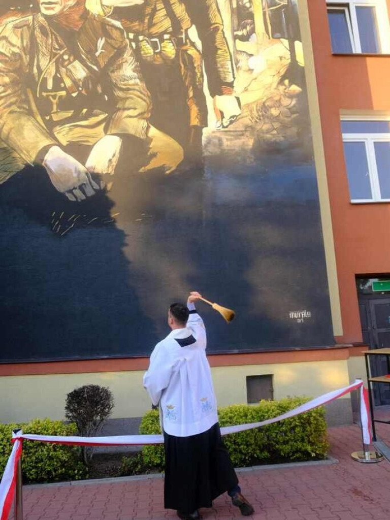 Odsłonięto historyczny mural na budynku WOT (zdjęcia)
