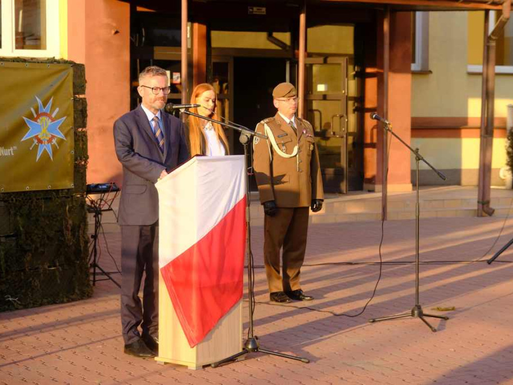 Odsłonięto historyczny mural na budynku WOT (zdjęcia)