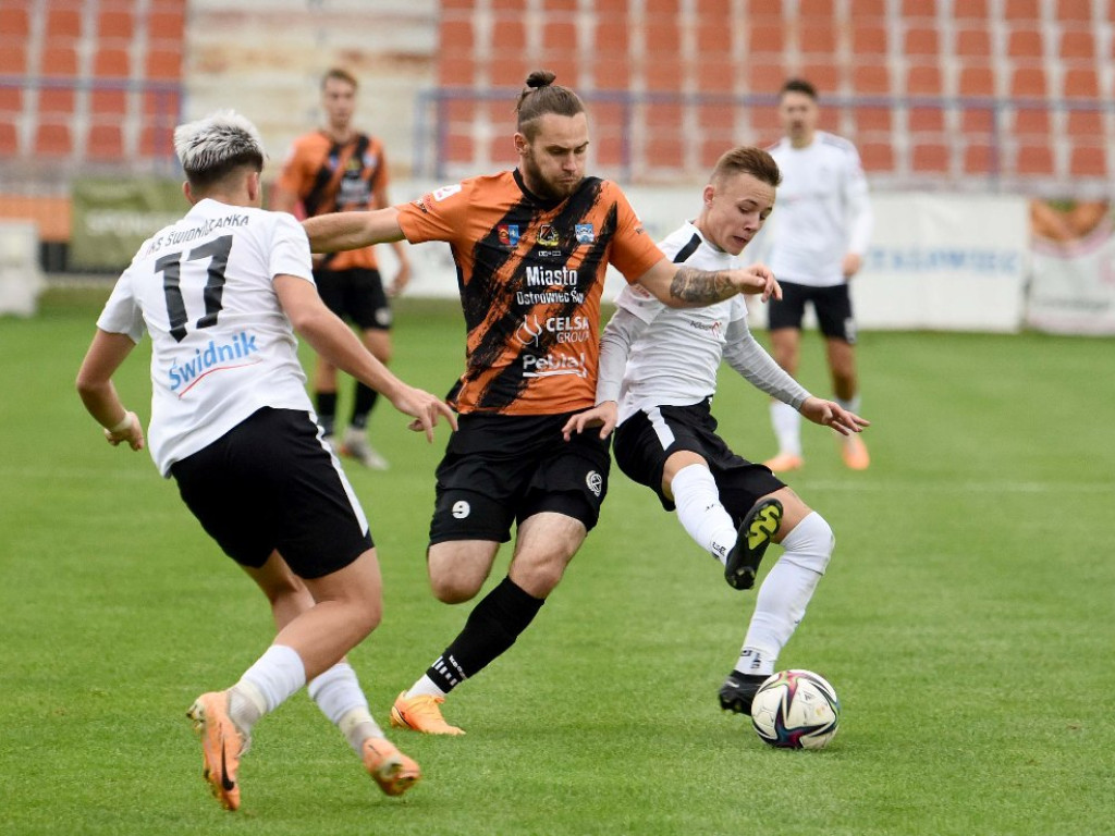III liga piłkarska. Grupa IV. *KSZO 1929 Ostrowiec Świętokrzyski - Świdniczanka Świdnik 4:0