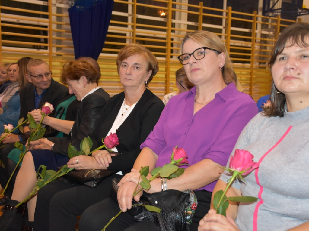 Życzenia i gratulacje dla nauczycieli. Święto Edukacji w Waśniowie (zdjęcia)