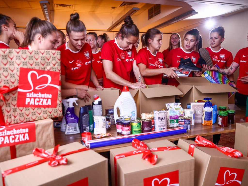 Pomagając gramy do jednej bramki!  Piłkarskie reprezentacje Polski przygotowały Szlachetną Paczkę (zdjęcia)