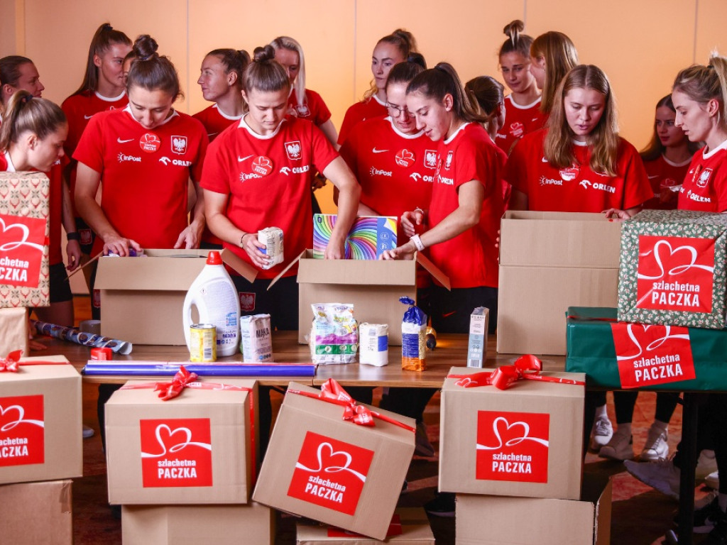 Pomagając gramy do jednej bramki!  Piłkarskie reprezentacje Polski przygotowały Szlachetną Paczkę (zdjęcia)