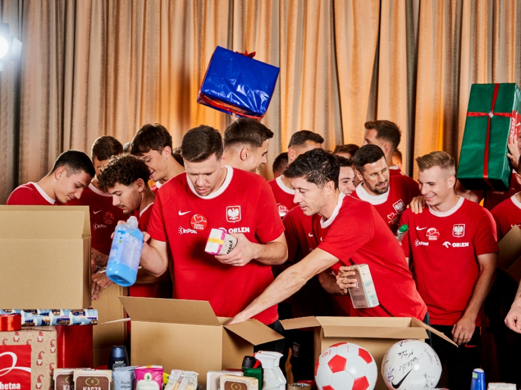 Pomagając gramy do jednej bramki!  Piłkarskie reprezentacje Polski przygotowały Szlachetną Paczkę (zdjęcia)