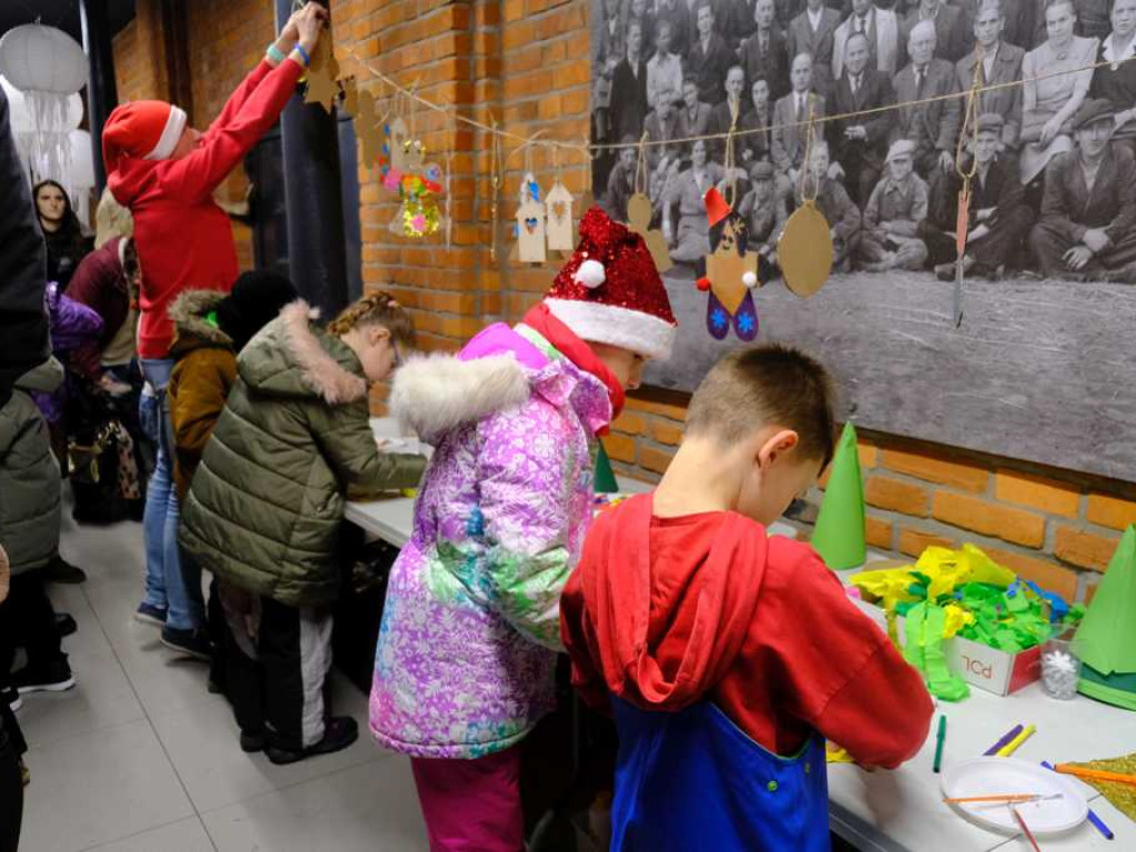 Choinka rozświetlona. Zaczął się świąteczny czas w Ostrowcu Świętokrzyskim