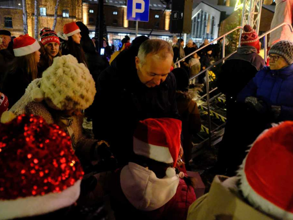 Choinka rozświetlona. Zaczął się świąteczny czas w Ostrowcu Świętokrzyskim